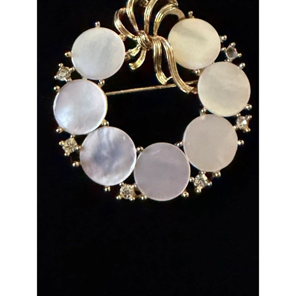 Vintage Lisner Gold Wreath Brooch - White MOP Satin Glass - Bow Top